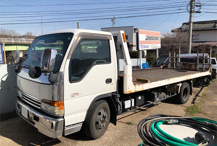 当社保有の積載車。動けなくなったお車を載せて運びます。